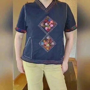 Peasant Style Embroidered Top w/ Floral Details and Pockets Size Large